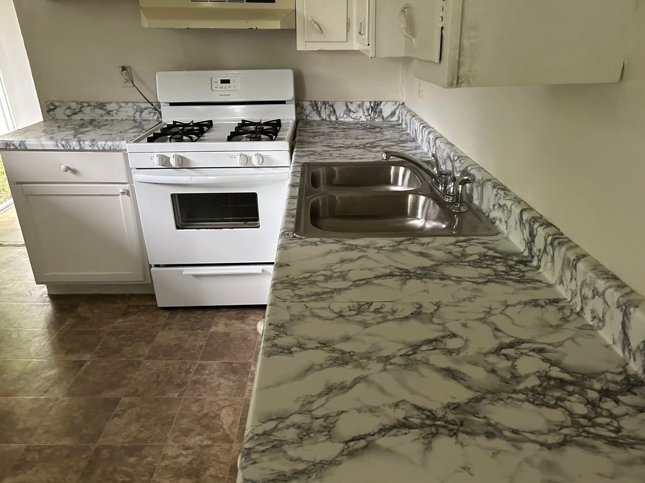 3334 Laurel St - Photo 5 of 11