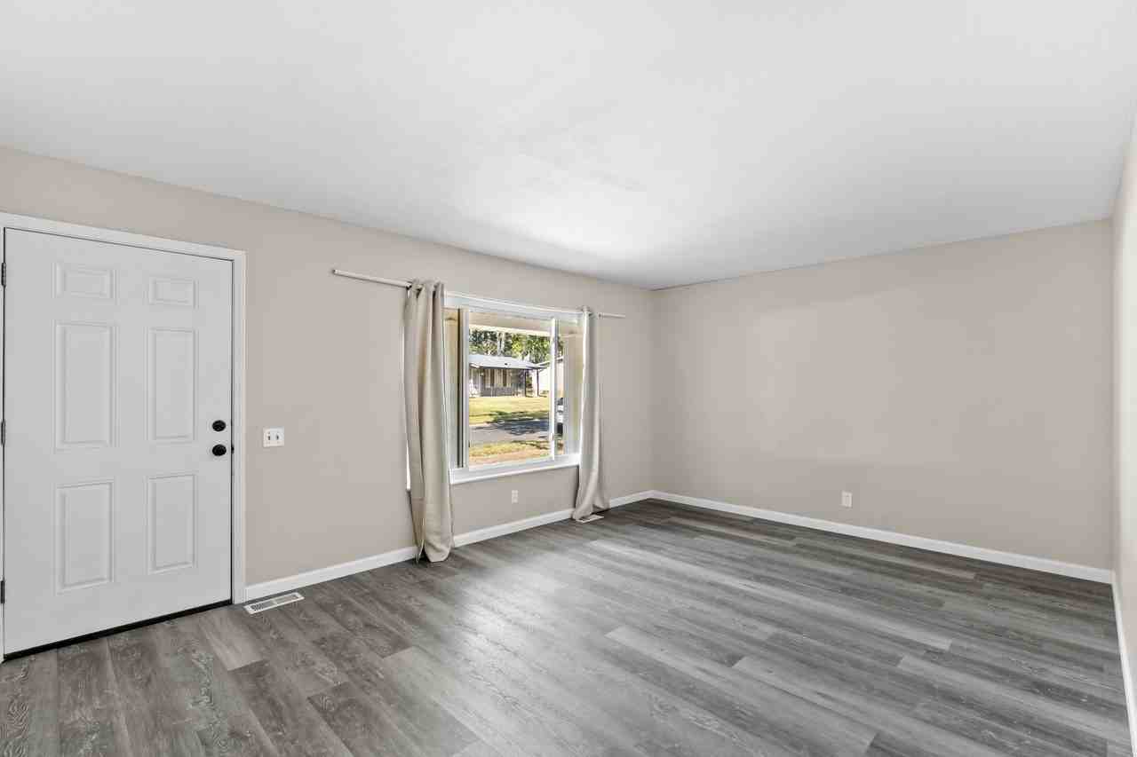 960 Dewayne Dr - Photo 3 of 21