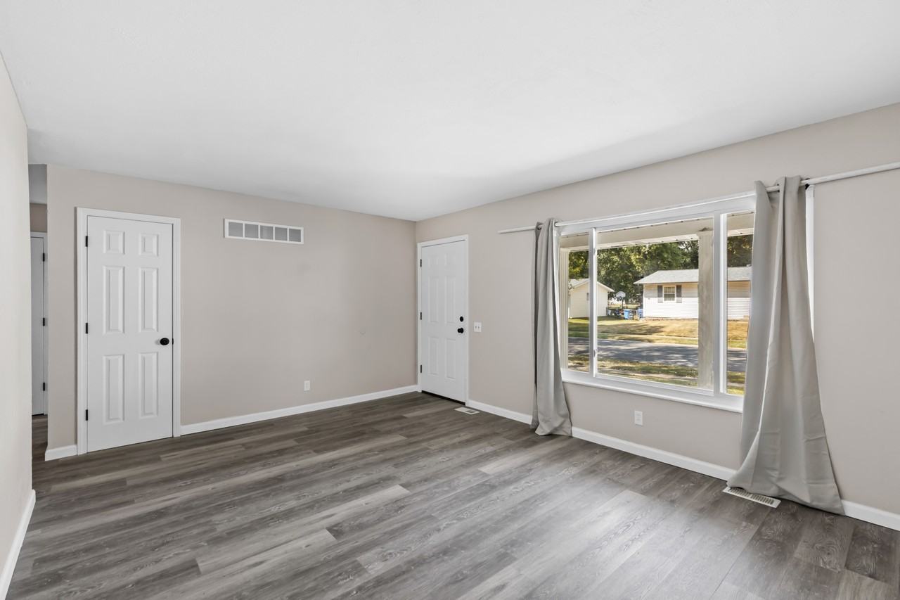 960 Dewayne Dr - Photo 4 of 21