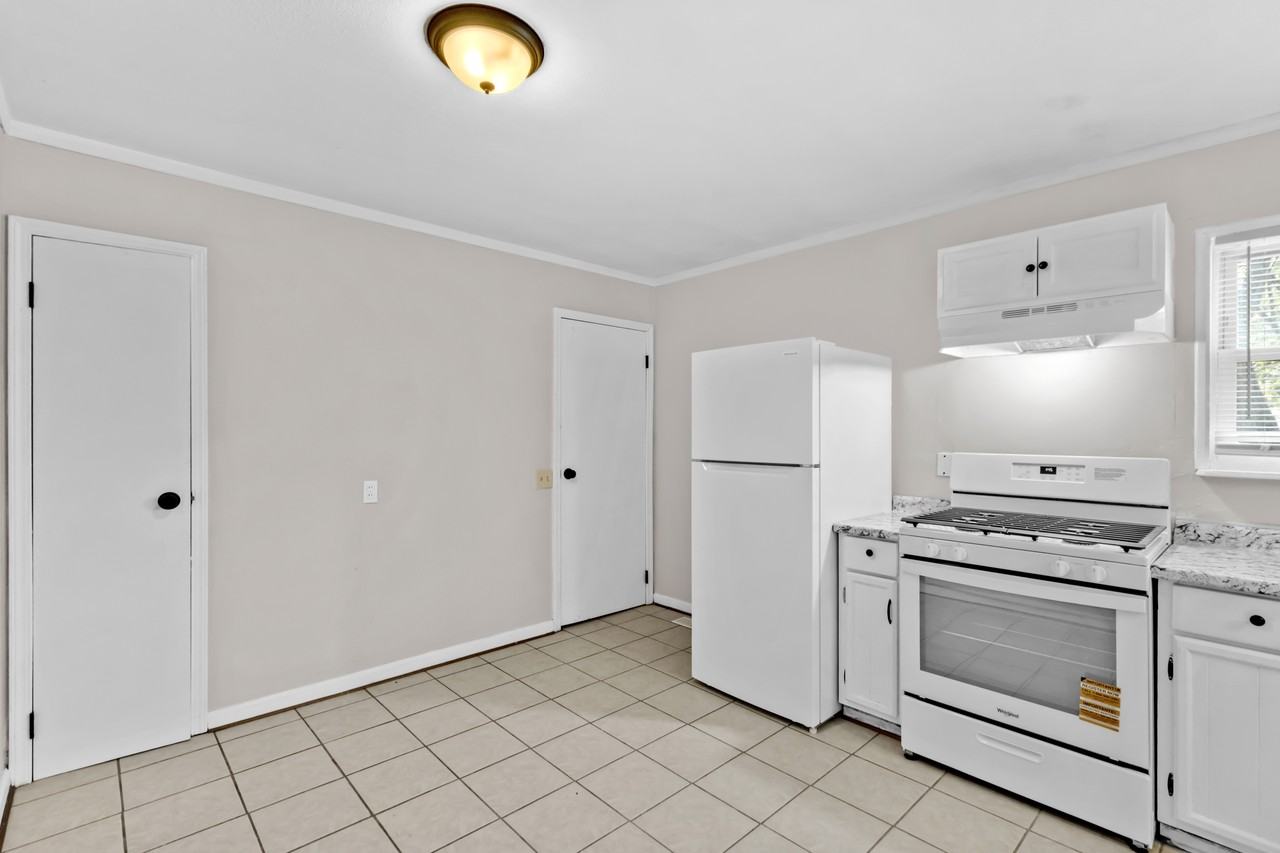 960 Dewayne Dr - Photo 5 of 21