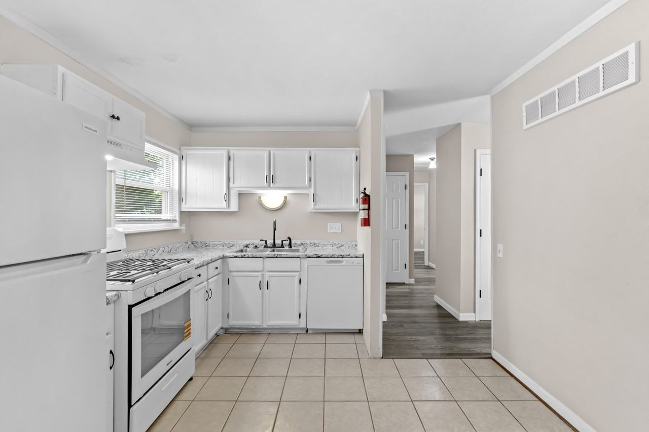 960 Dewayne Dr - Photo 7 of 21