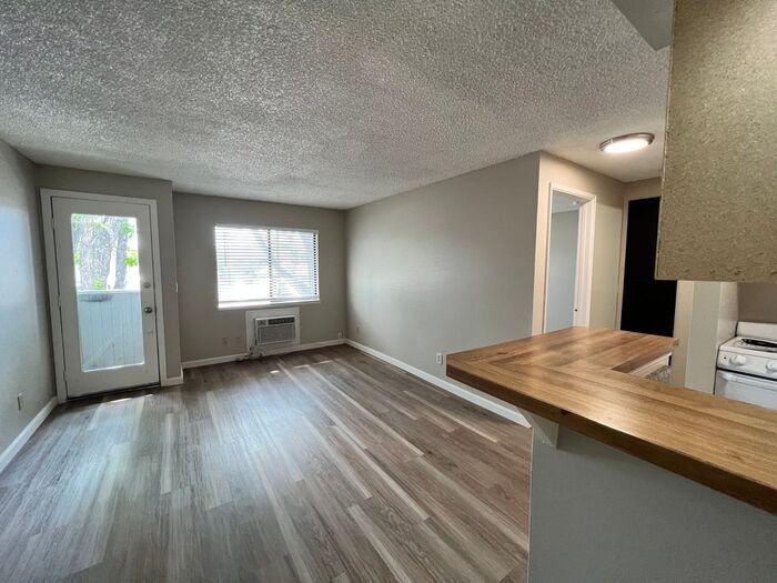 430 15th St #E - Photo 2 of 9