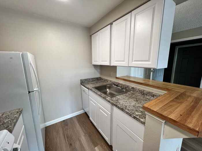 430 15th St #E - Photo 4 of 9