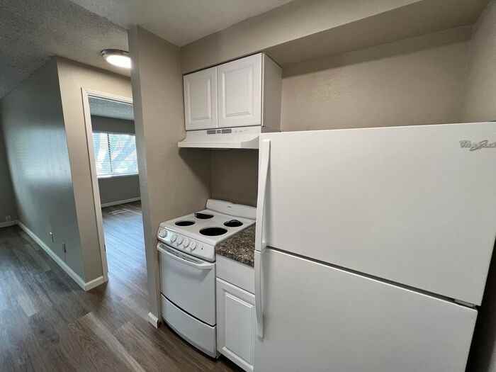 430 15th St #E - Photo 6 of 9