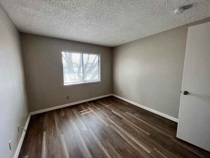 430 15th St #E - Photo 7 of 9