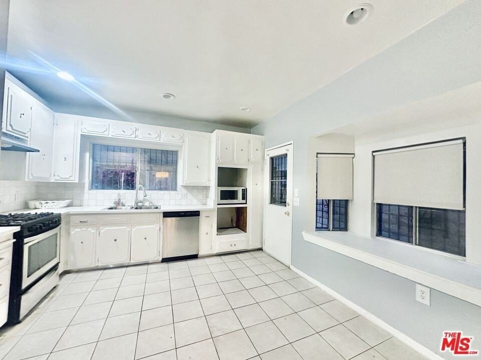 6551 Franklin Avenue - Photo 7 of 15