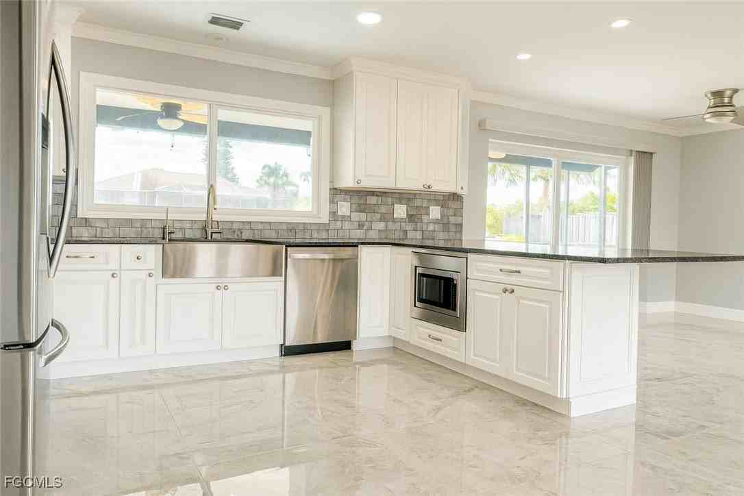 1452 Southeast 15th Terrace - Photo 4 of 22