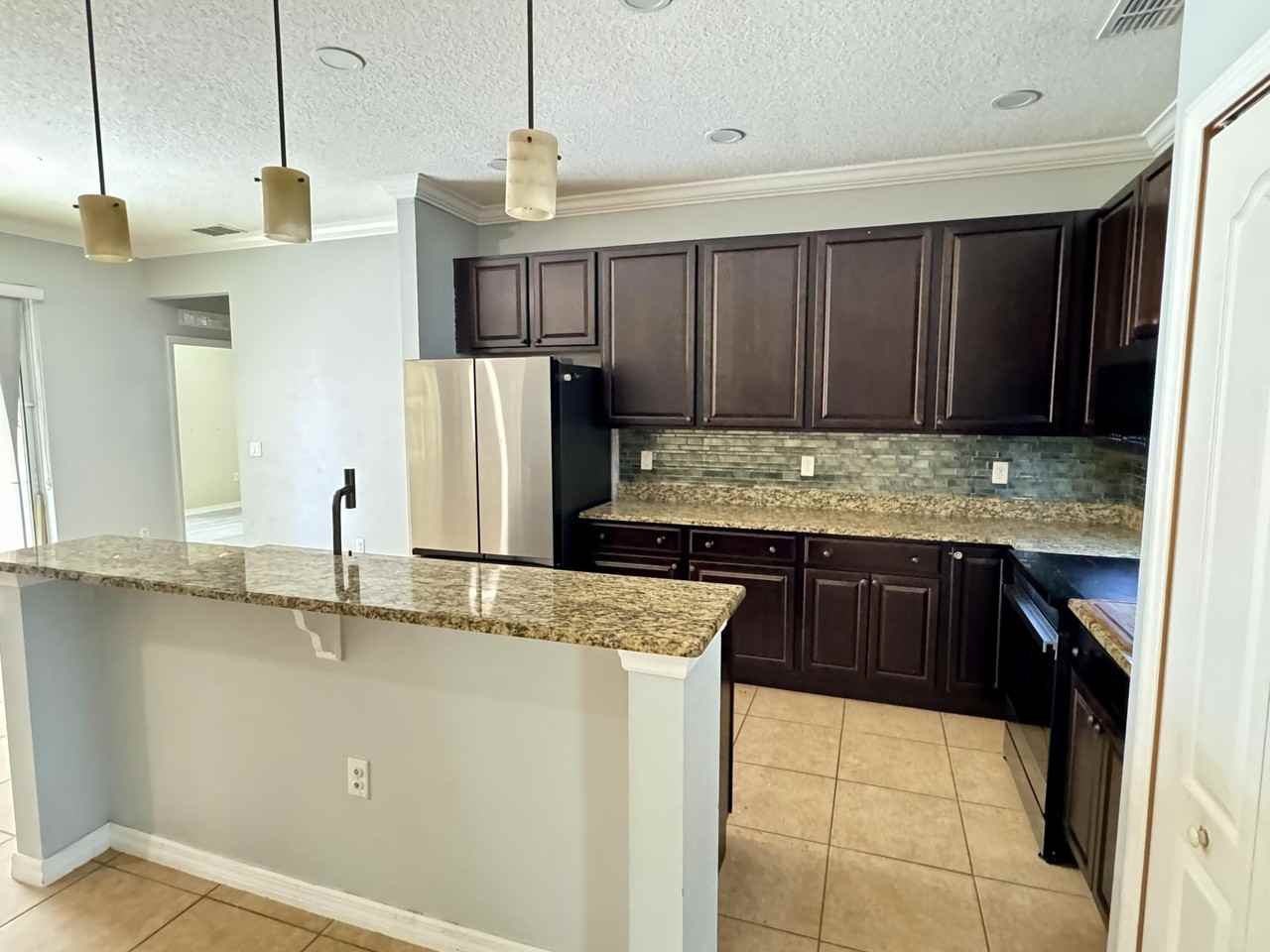 520 Sw Dailey Ave - Photo 6 of 34