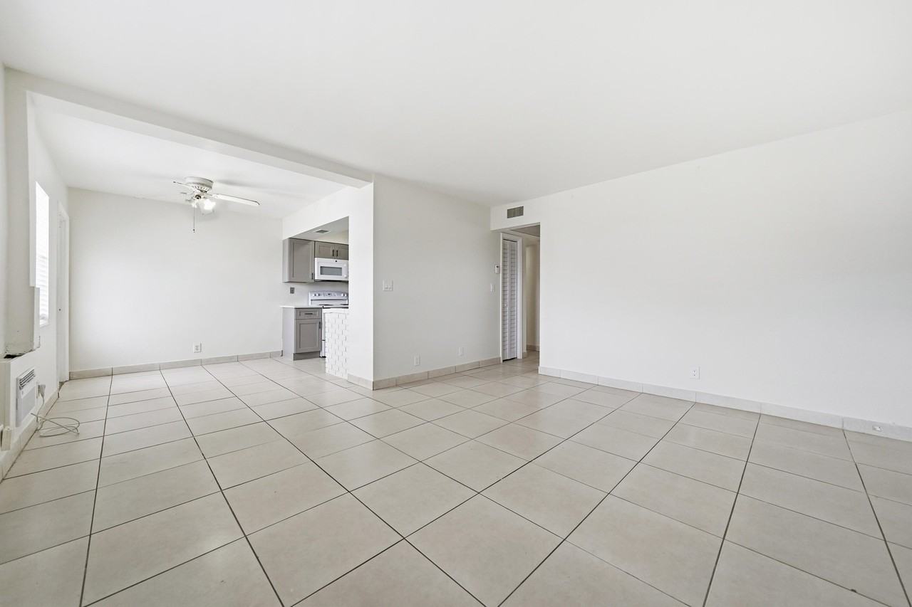 810 Lake Shore Dr #14 - Photo 4 of 12