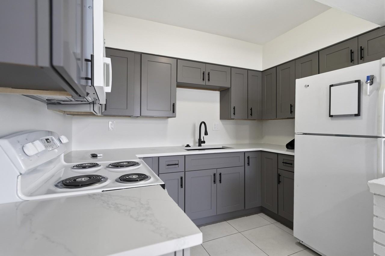 810 Lake Shore Dr #14 - Photo 5 of 12