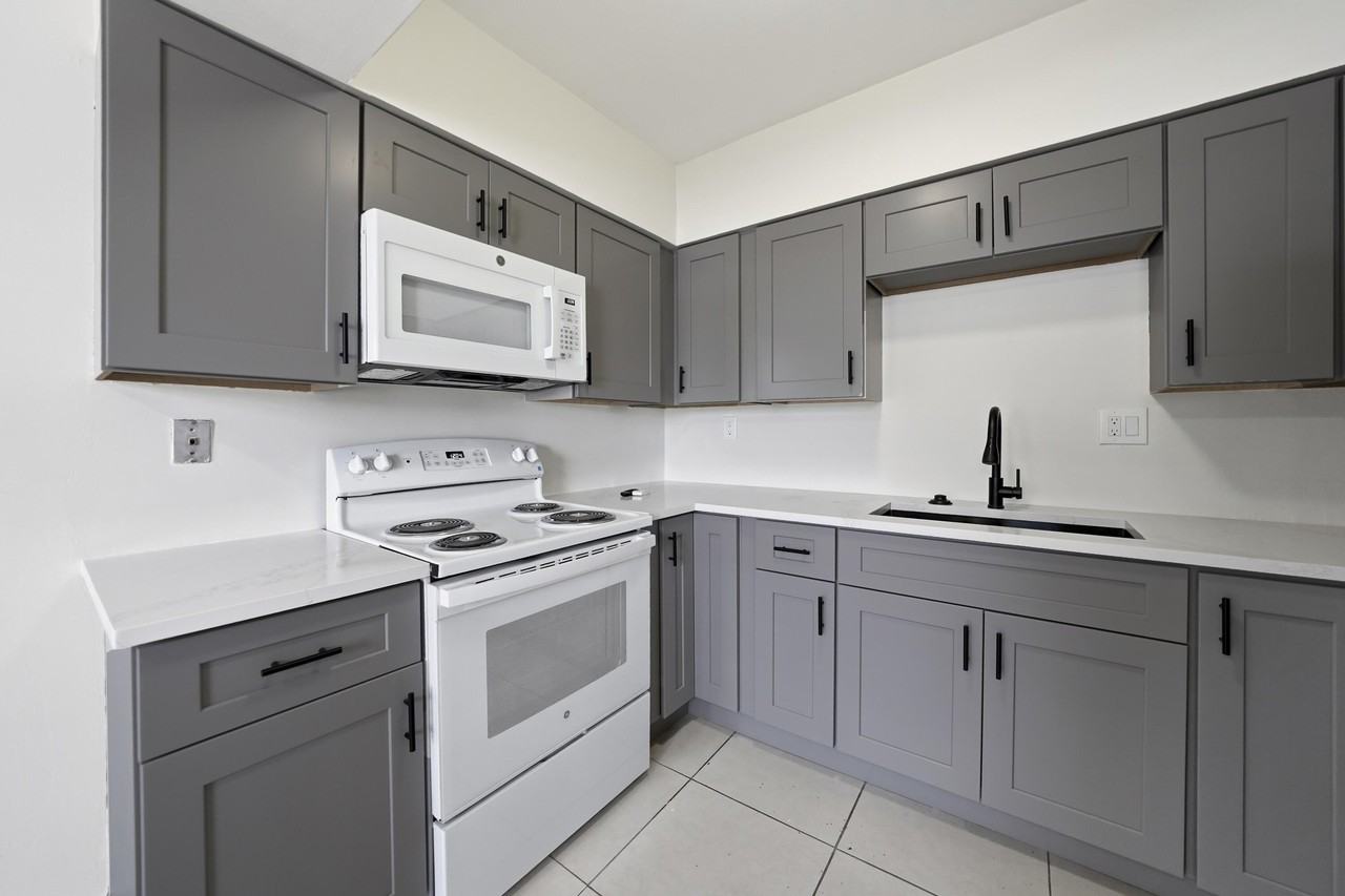 810 Lake Shore Dr #14 - Photo 6 of 12