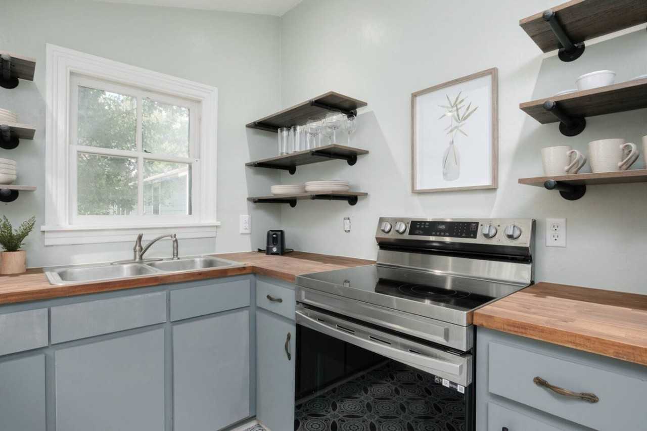 240 Sw 3rd St #1359104P - Photo 4 of 17