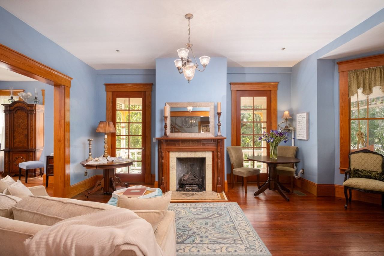 221 Southeast 7th Street - Photo 4 of 50