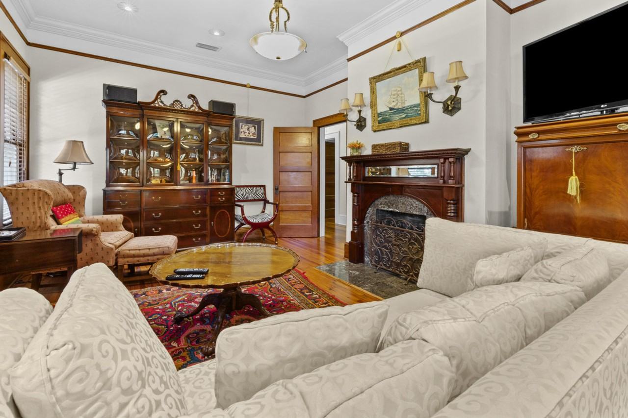 305 Ne 4th St #1359131P - Photo 2 of 19