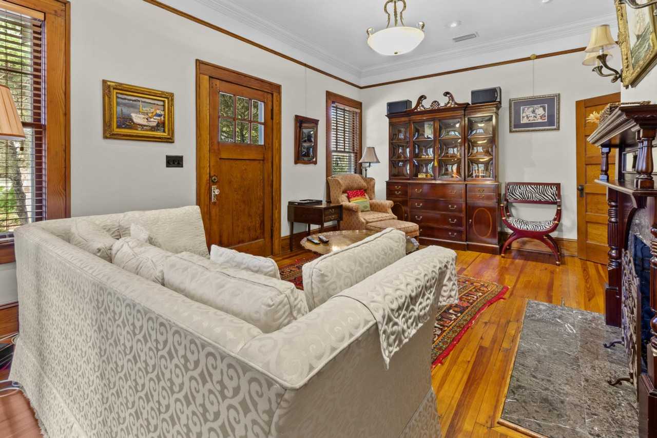 305 Ne 4th St #1359131P - Photo 4 of 19