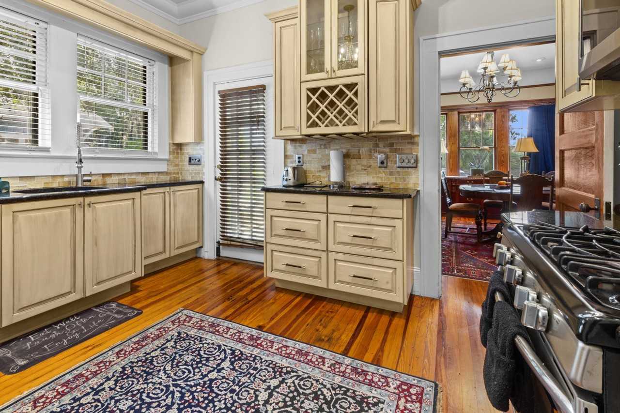 305 Ne 4th St #1359131P - Photo 7 of 19