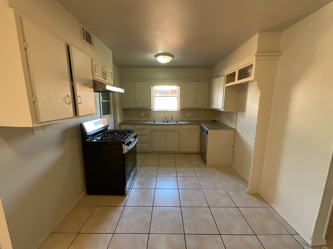 1009 Southwest 65th Street - Photo 4 of 13