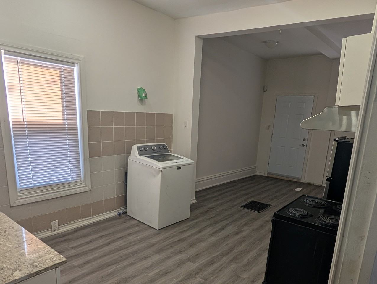 148 Adelaide Street North - Photo 3 of 8