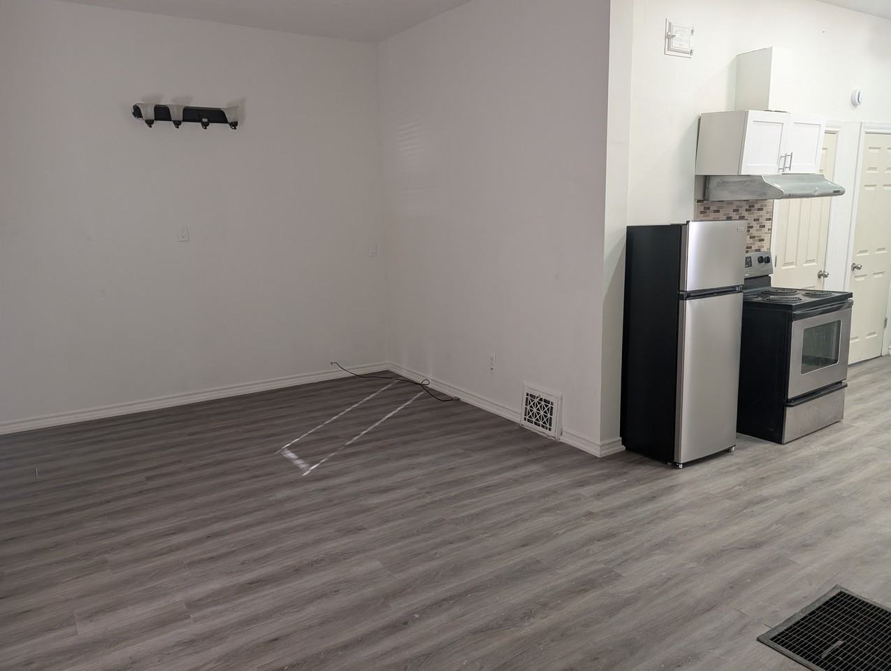 148 Adelaide Street North - Photo 2 of 8