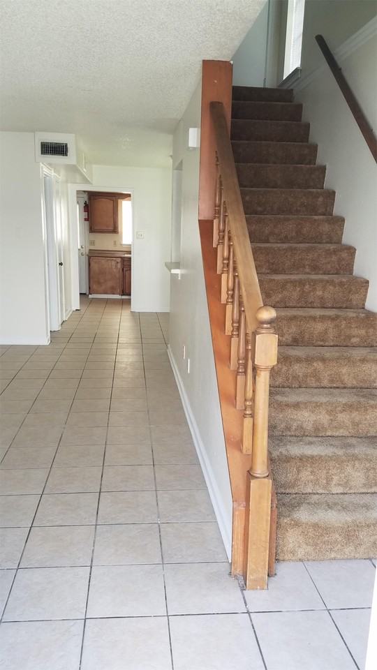 120 Oak Ridge Ave Apt D - Photo 5 of 8