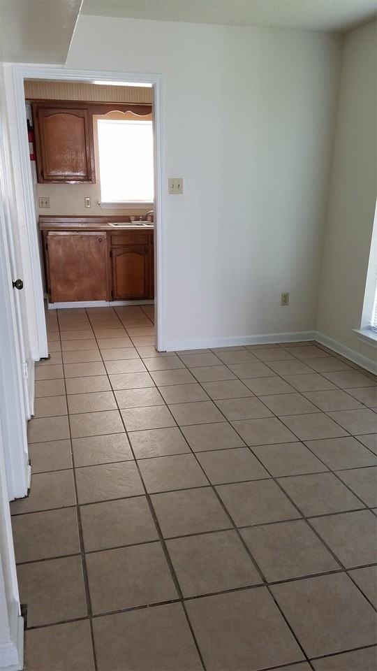 120 Oak Ridge Ave Apt D - Photo 3 of 8