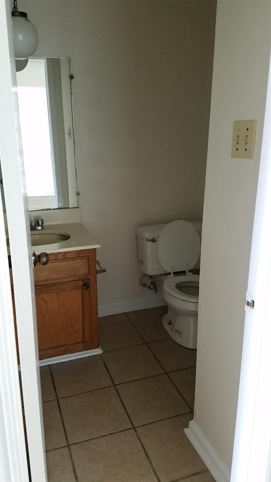 120 Oak Ridge Ave Apt D - Photo 6 of 8