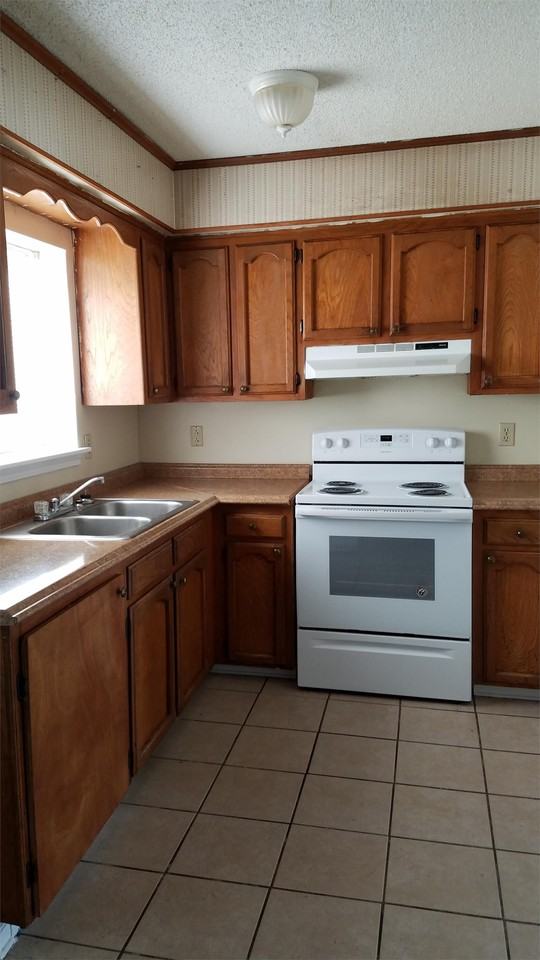 120 Oak Ridge Ave Apt D - Photo 4 of 8