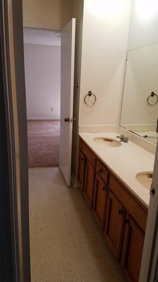 120 Oak Ridge Ave Apt D - Photo 7 of 8