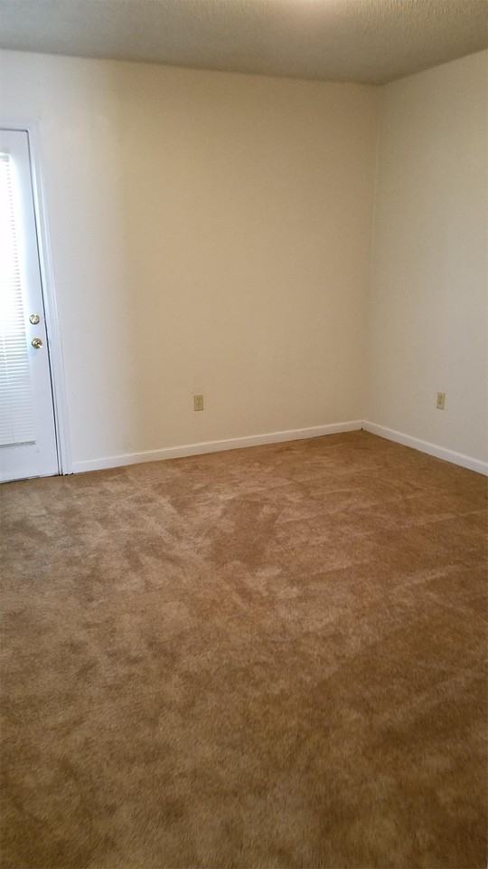 120 Oak Ridge Ave Apt D - Photo 2 of 8