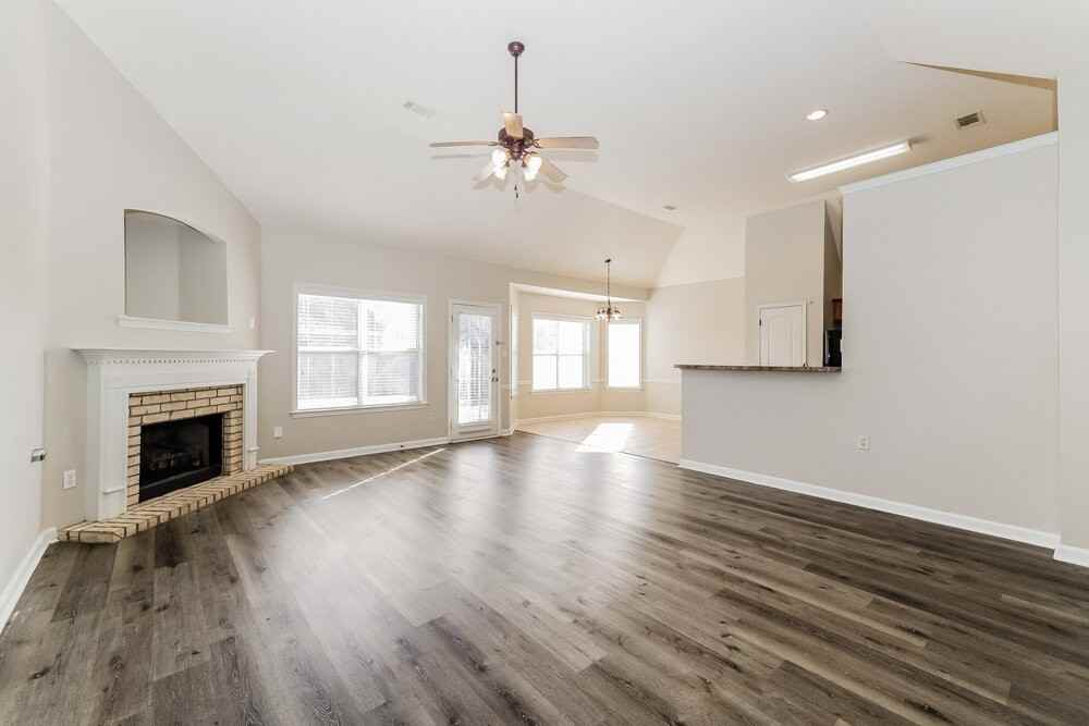 1516 Sawmill Creek Ln - Photo 4 of 17