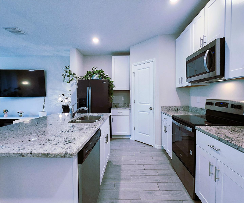 17015 Coral Key Dr - Photo 5 of 20