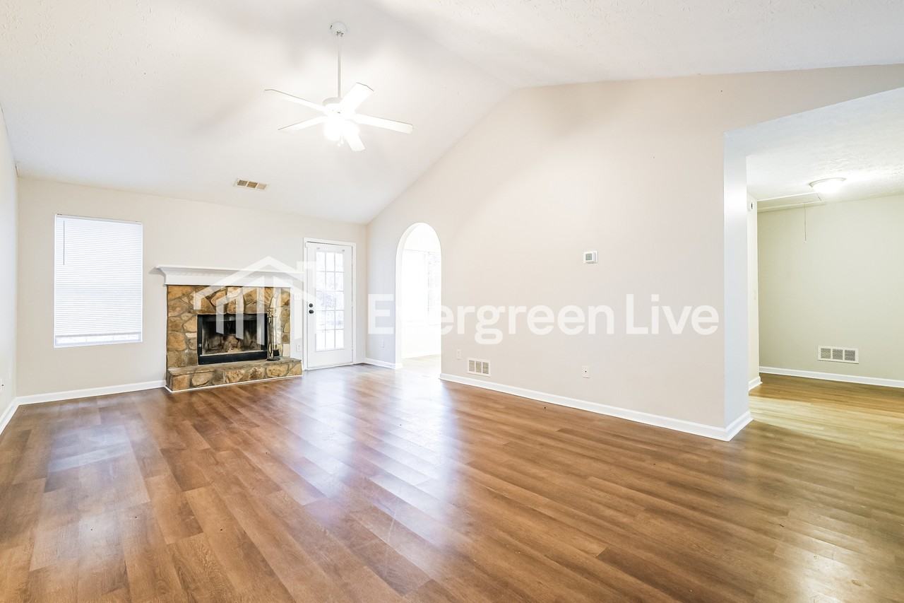 528 Arcadia Ct - Photo 4 of 16