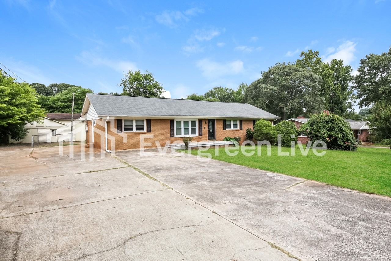 215 Crawford Cir - Photo 2 of 15