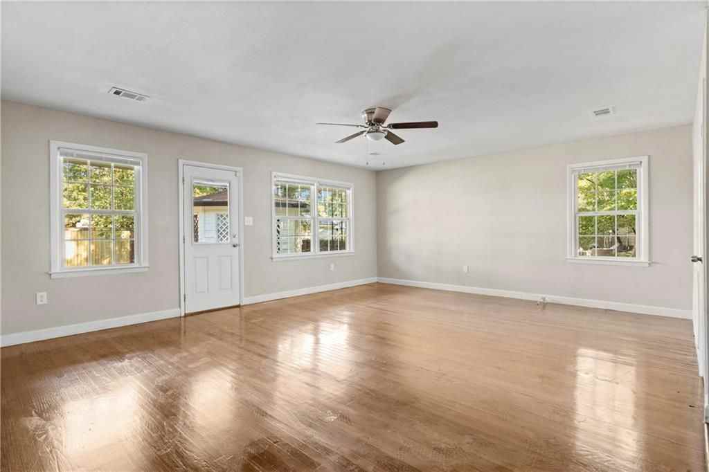 207 Tanglewood Dr - Photo 3 of 18