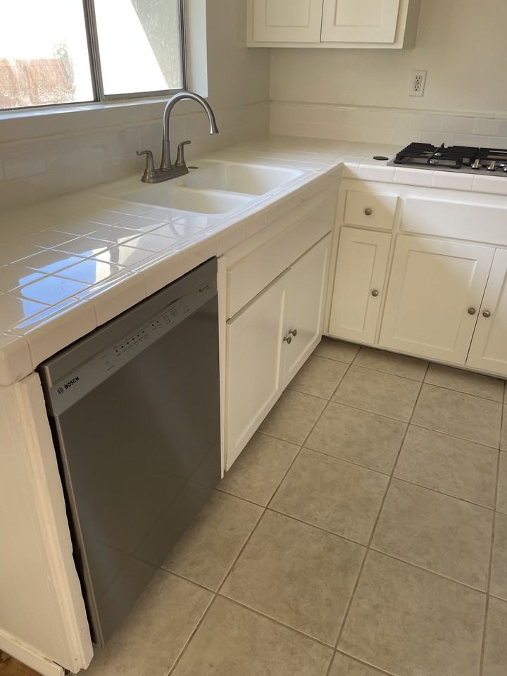 1344 N Columbus Ave #12 - Photo 5 of 9