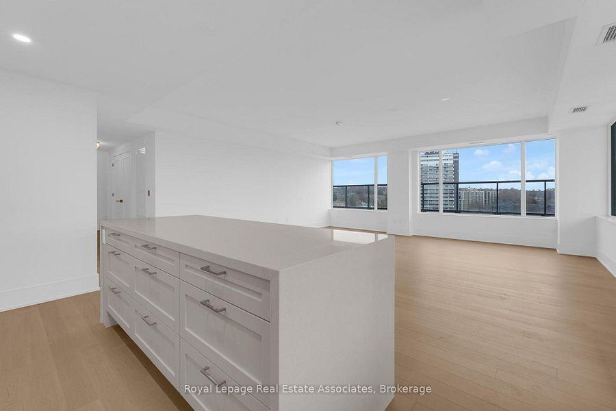 259 The Kingsway #622 - Photo 3 of 16