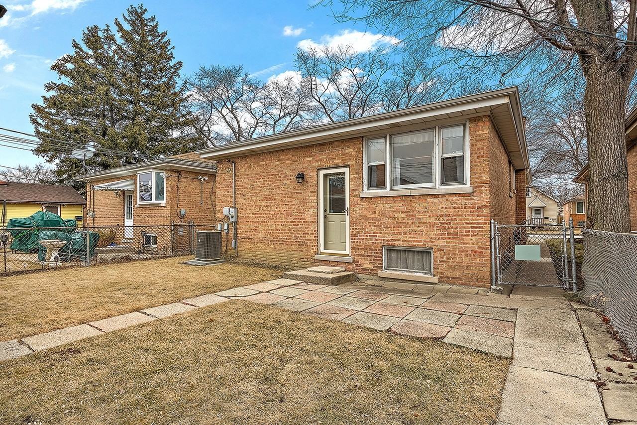 11242 S Whipple St #NA - Photo 3 of 13