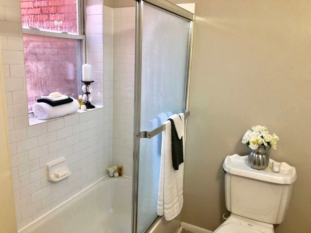 1203 I Street Northeast - Photo 4 of 8