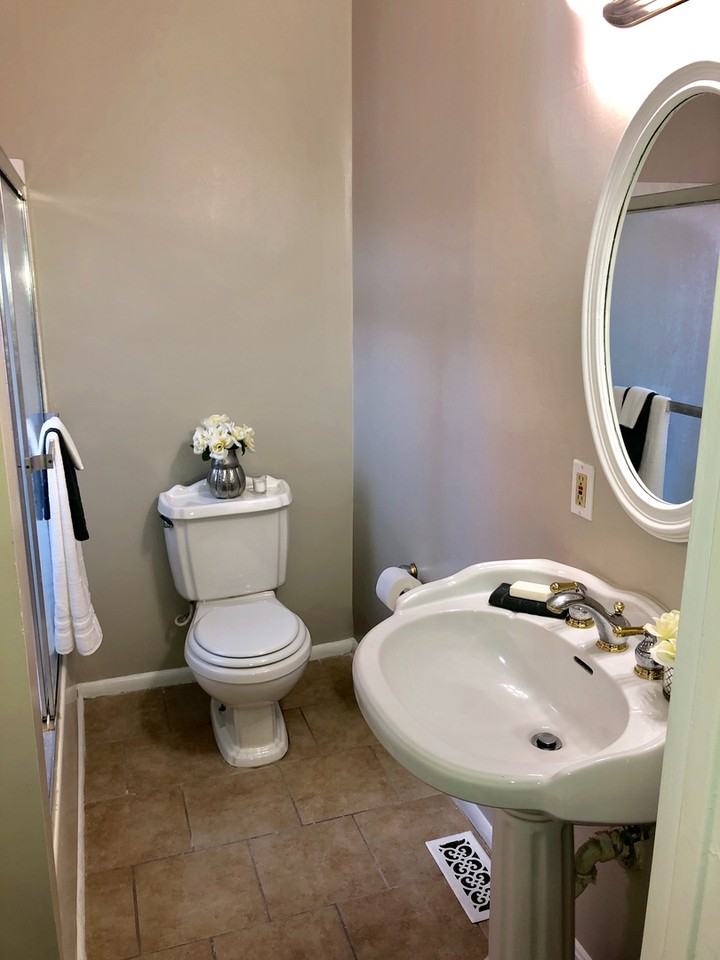 1203 I Street Northeast - Photo 5 of 8