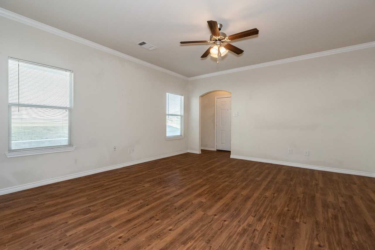 1031 Newcastle Dr - Photo 4 of 17