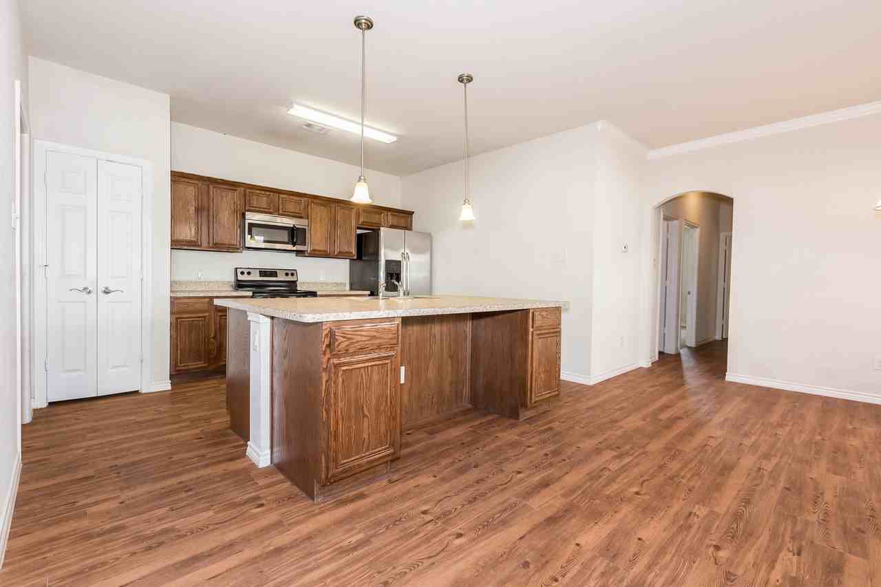 1031 Newcastle Dr - Photo 5 of 17