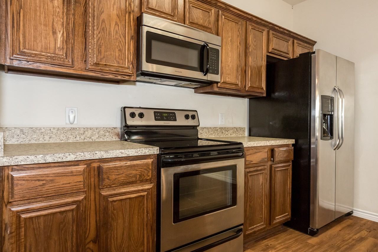 1031 Newcastle Dr - Photo 6 of 17