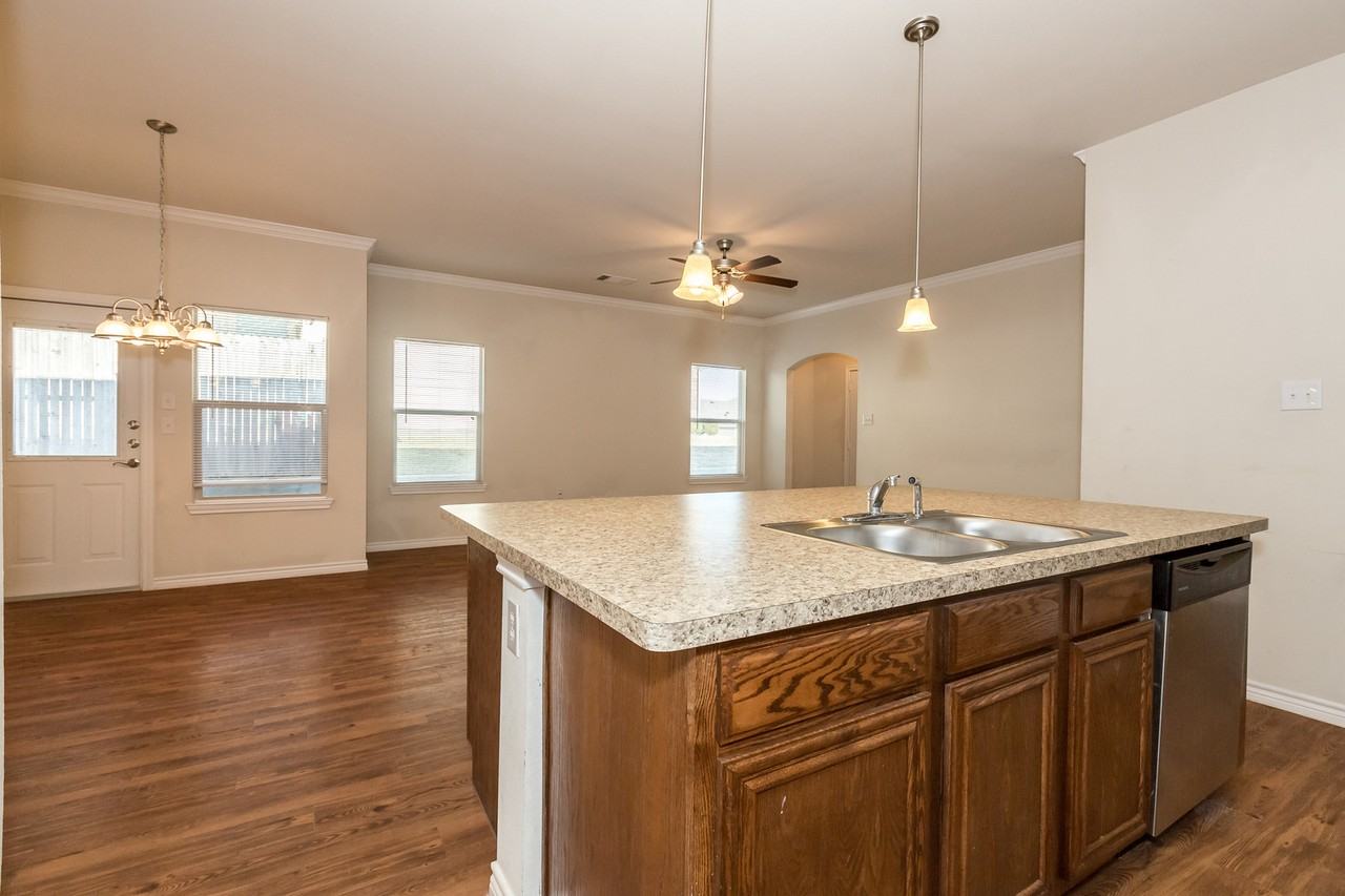 1031 Newcastle Dr - Photo 7 of 17