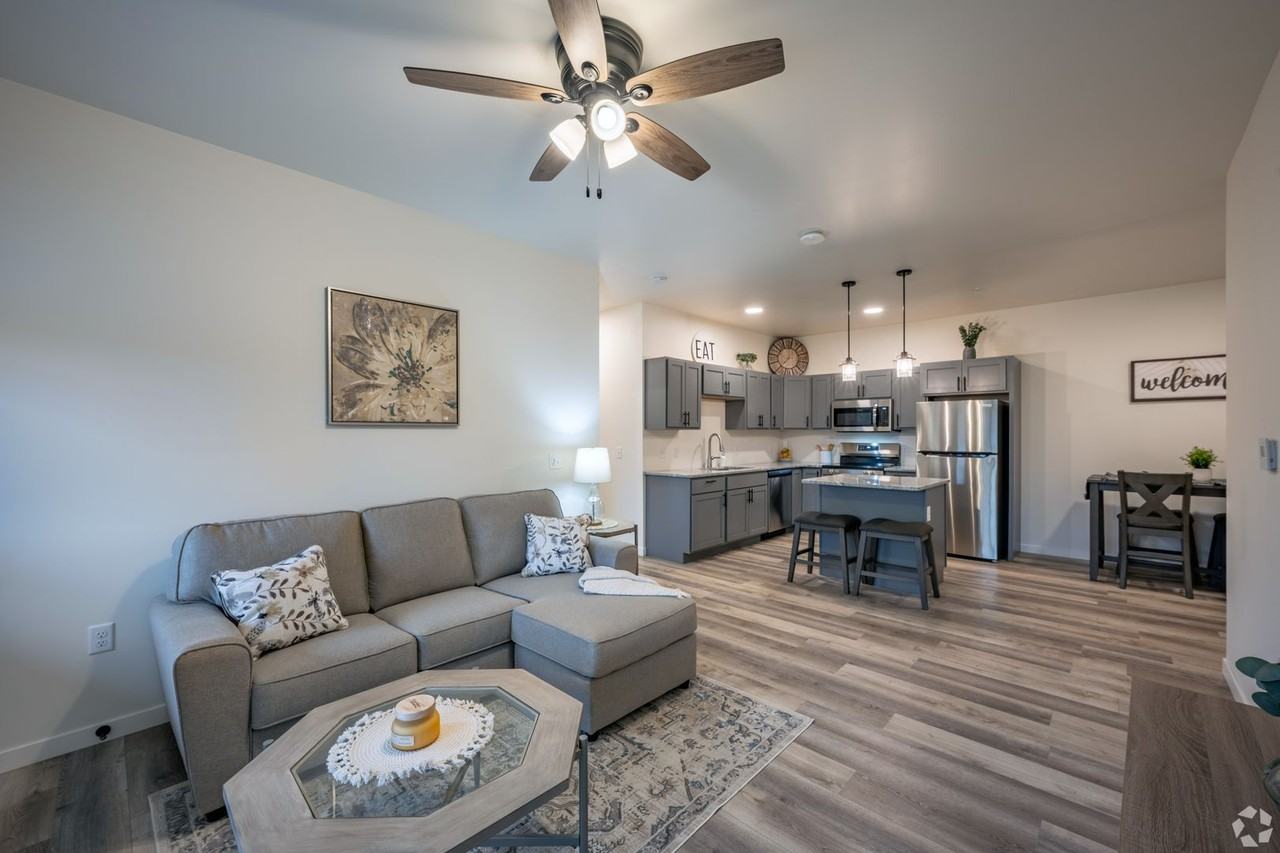 763 Parent Street - Photo 3 of 33