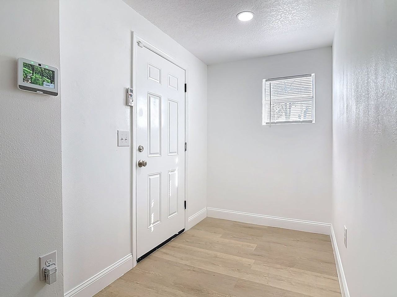 2410 Southwest Rd - Photo 5 of 32