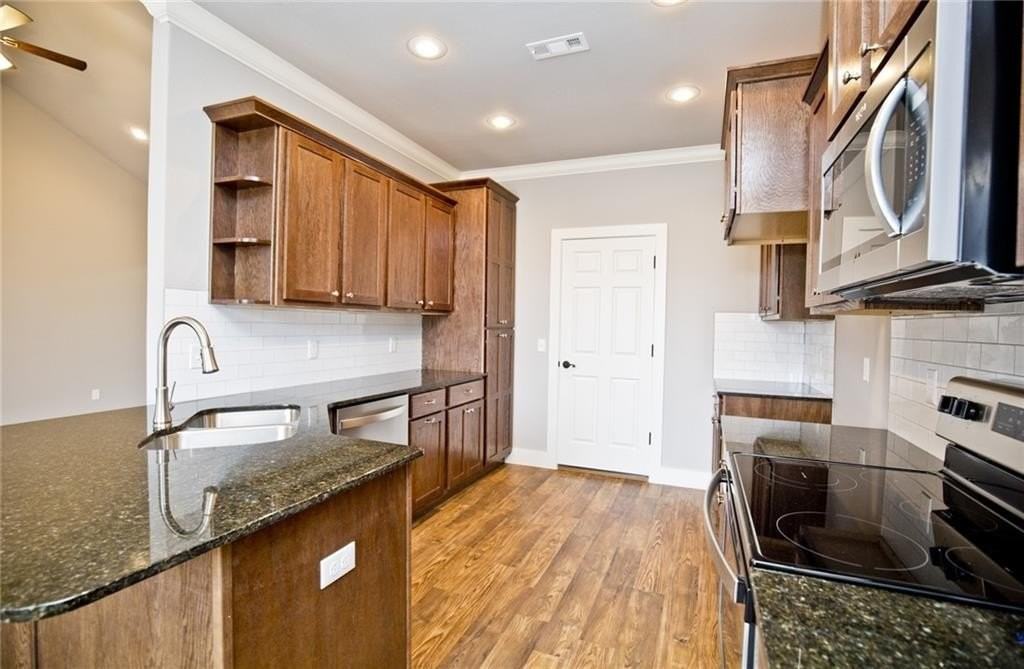 204 Alder St - Photo 3 of 20