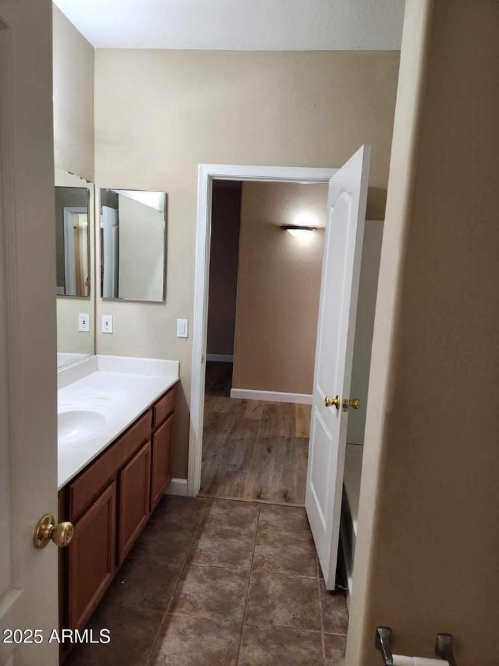 15245 West Jackson Street - Photo 7 of 13