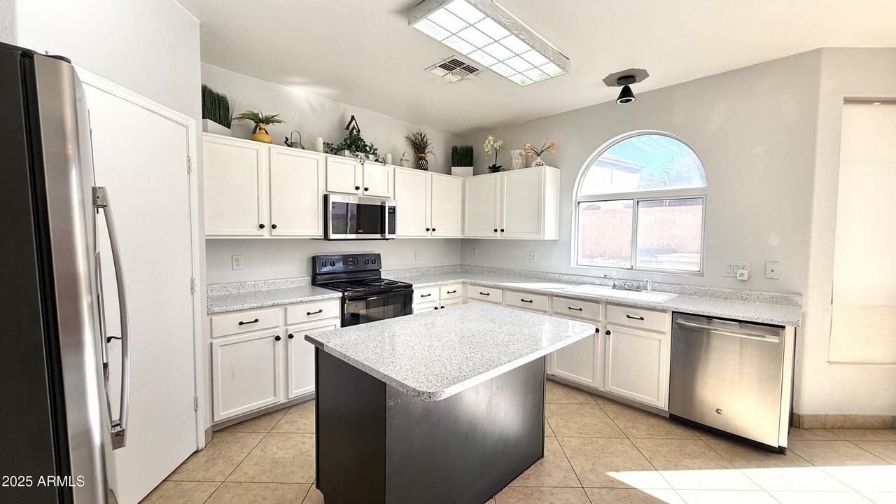 1103 E Grove St - Photo 4 of 21