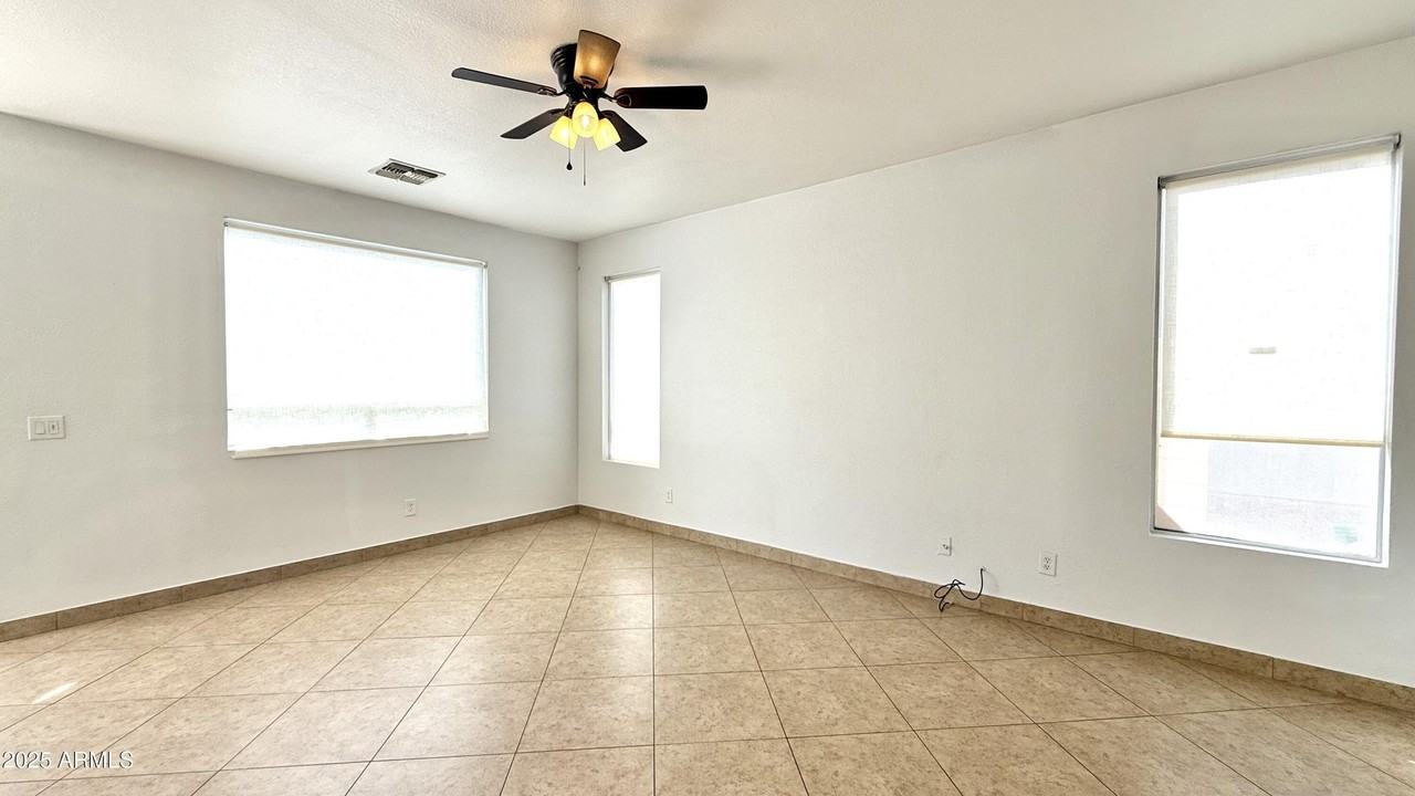 1103 E Grove St - Photo 6 of 21