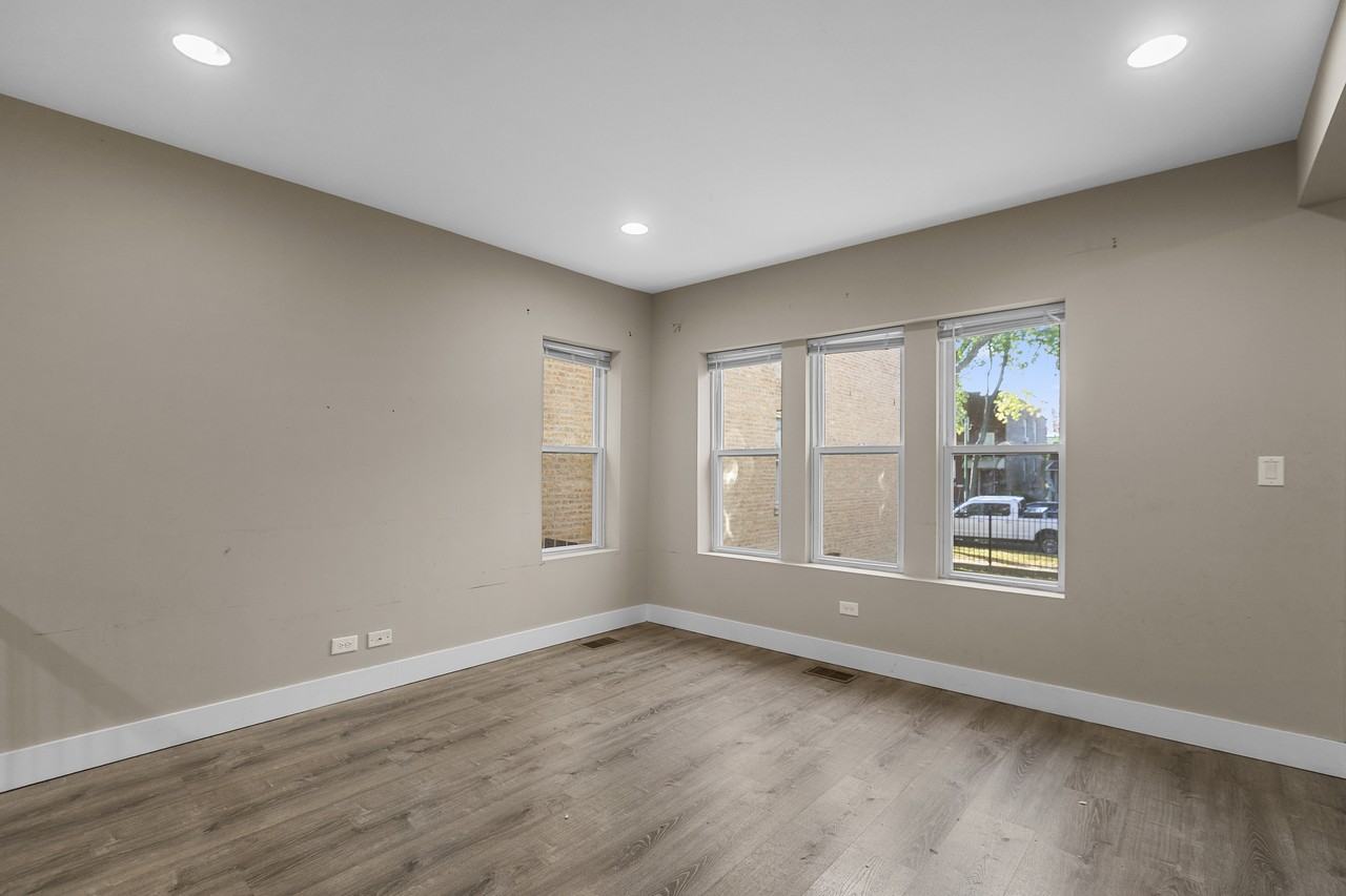 5731 North Washtenaw Avenue #1R - Photo 3 of 20